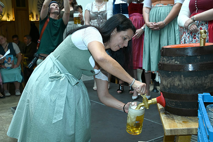 Ingrid Böhm beim Einschenken einer Maß, war zu den Aufgaben bei der Wahl der Bräurosl 2025 im Donisl gehörte (©Foto: Ingrid Grossmann)